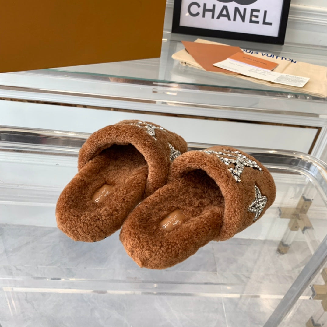 LV WOMEN'S PASEO FLAT SLIPPER IN CINNAMON BROWN FLEECE