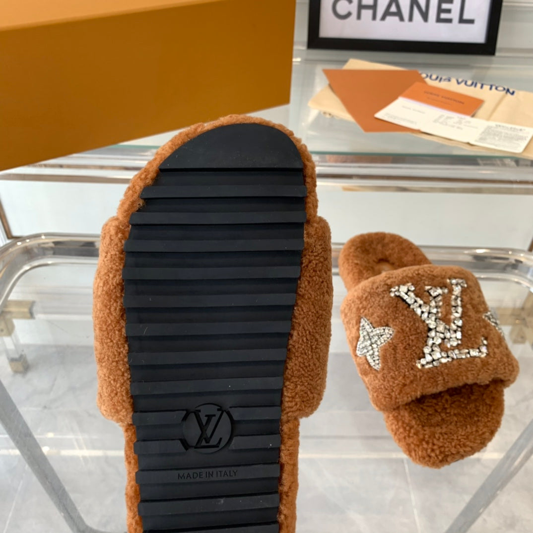 LV WOMEN'S PASEO FLAT SLIPPER IN CINNAMON BROWN FLEECE