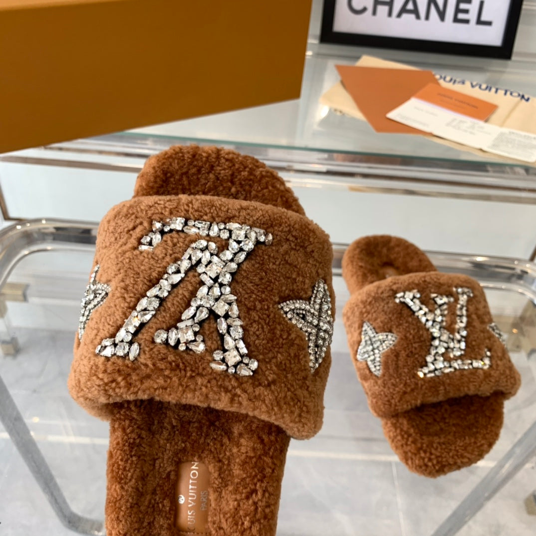 LV WOMEN'S PASEO FLAT SLIPPER IN CINNAMON BROWN FLEECE
