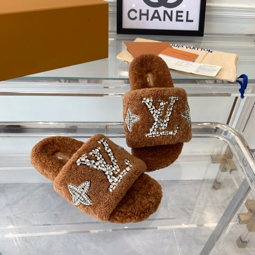 LV WOMEN'S PASEO FLAT SLIPPER IN CINNAMON BROWN FLEECE