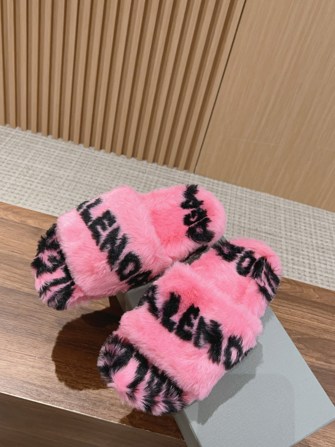 LAMB WOOL SLIPPER PINK AND BLACK