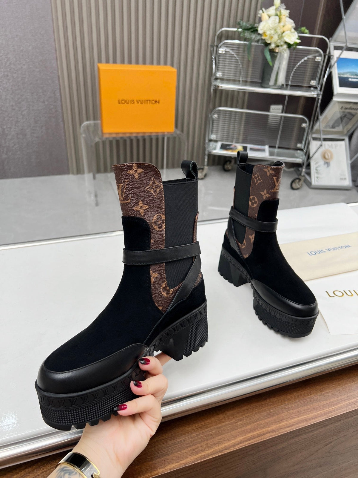 LAUREATE PLATFORM DESERT BOOT IN BLACK SUEDE AND BROWN CALFSKIN