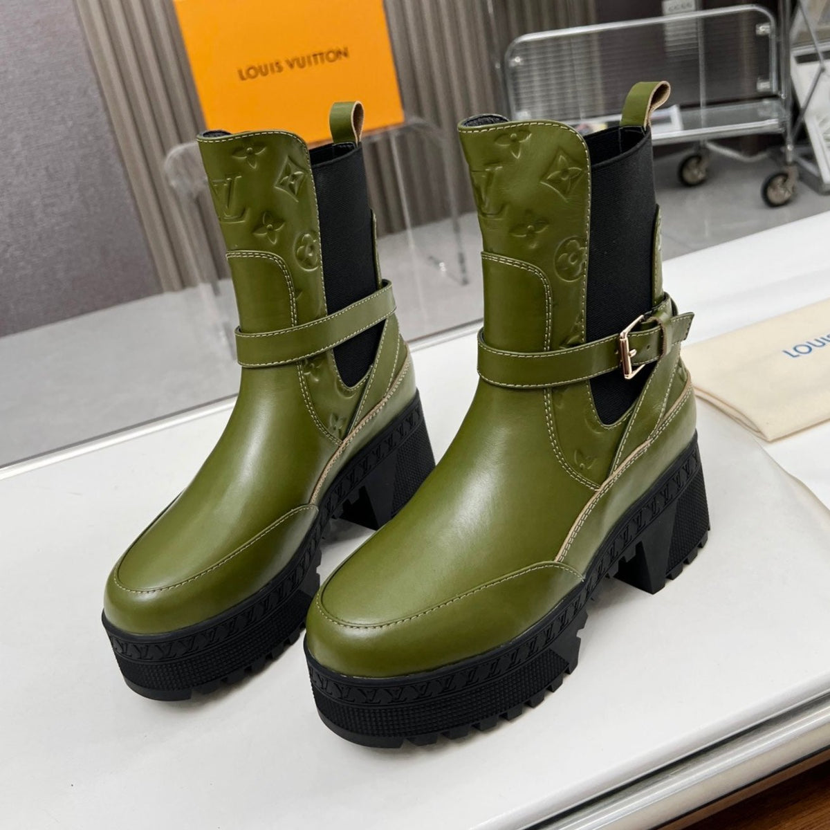 LAUREATE PLATFORM DESERT BOOT IN DARK OLIVE GREEN CALFSKIN