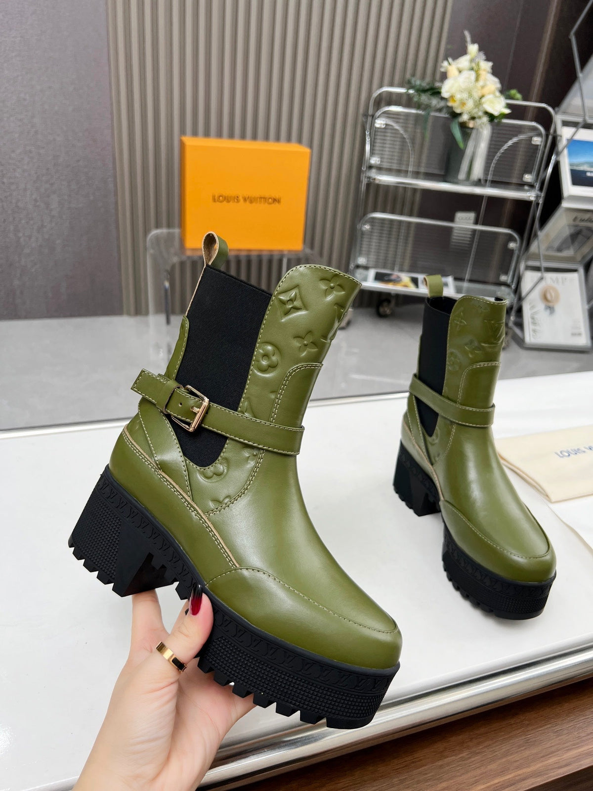 LAUREATE PLATFORM DESERT BOOT IN DARK OLIVE GREEN CALFSKIN