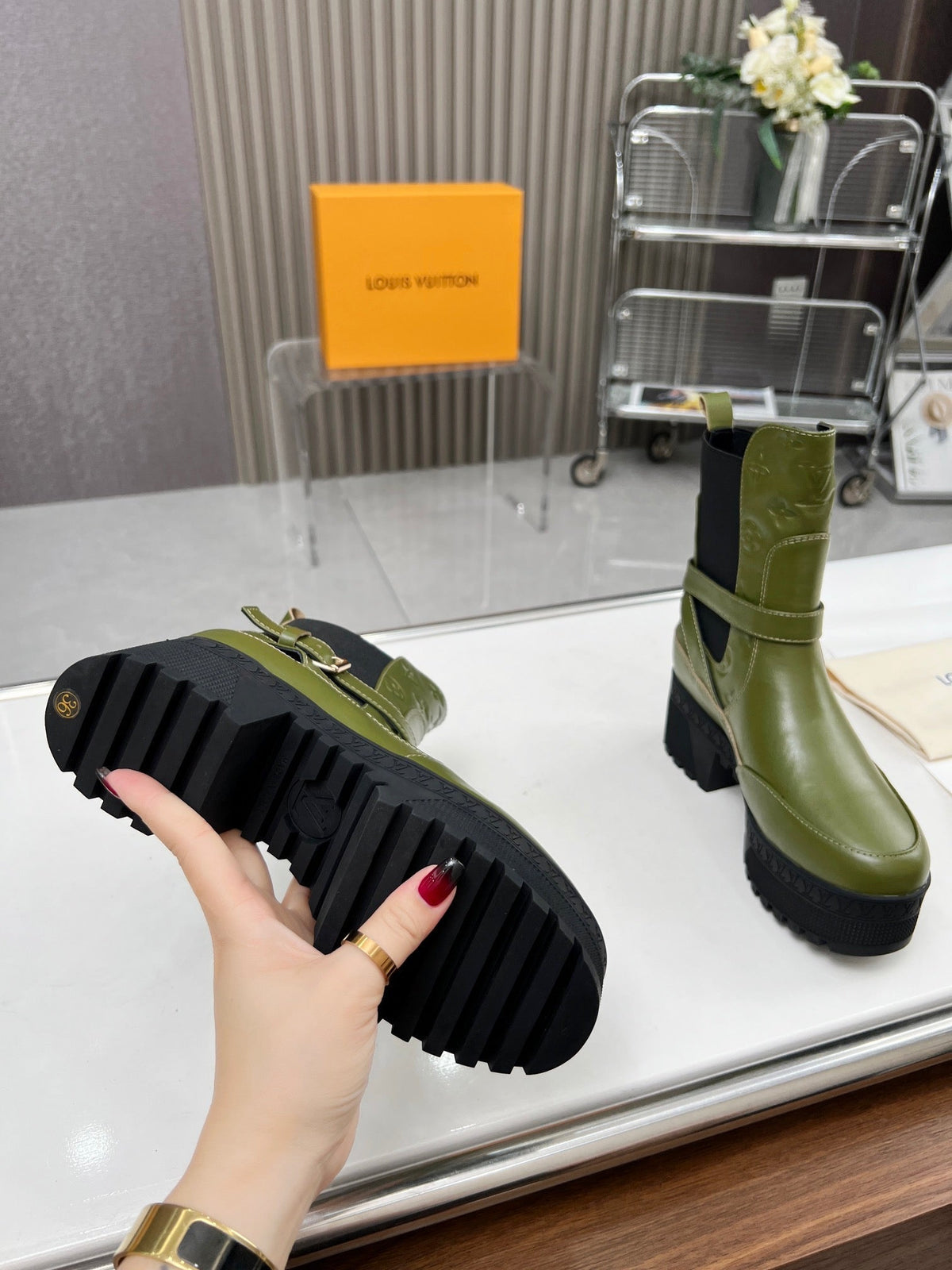 LAUREATE PLATFORM DESERT BOOT IN DARK OLIVE GREEN CALFSKIN