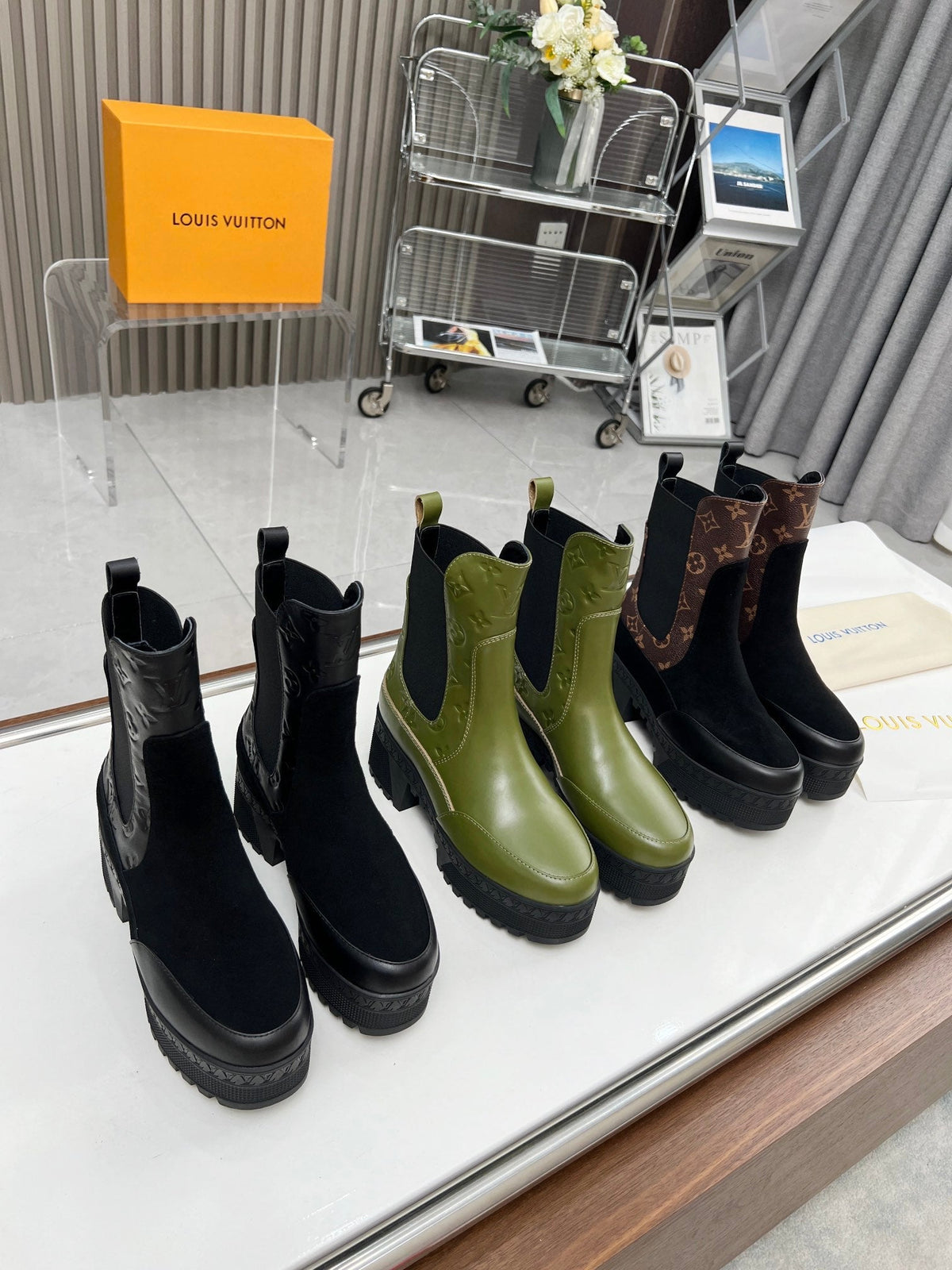 LV WOMEN SHORT BOOT IN BLACK SUEDE AND CHOCOLATE BROWN CALFSKIN