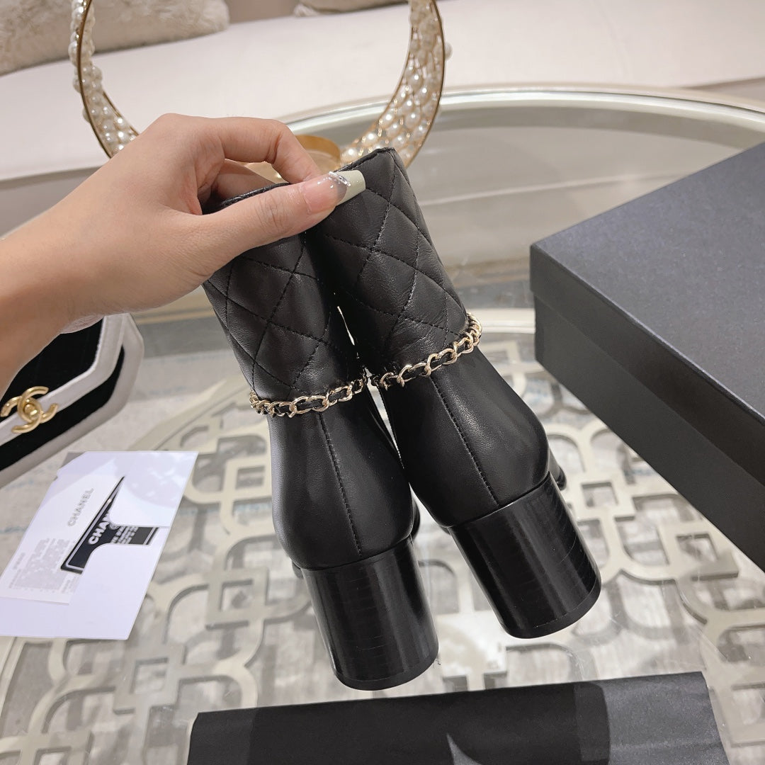 MID-HEEL ANKLE BOOTS IN BLACK CALFSKIN