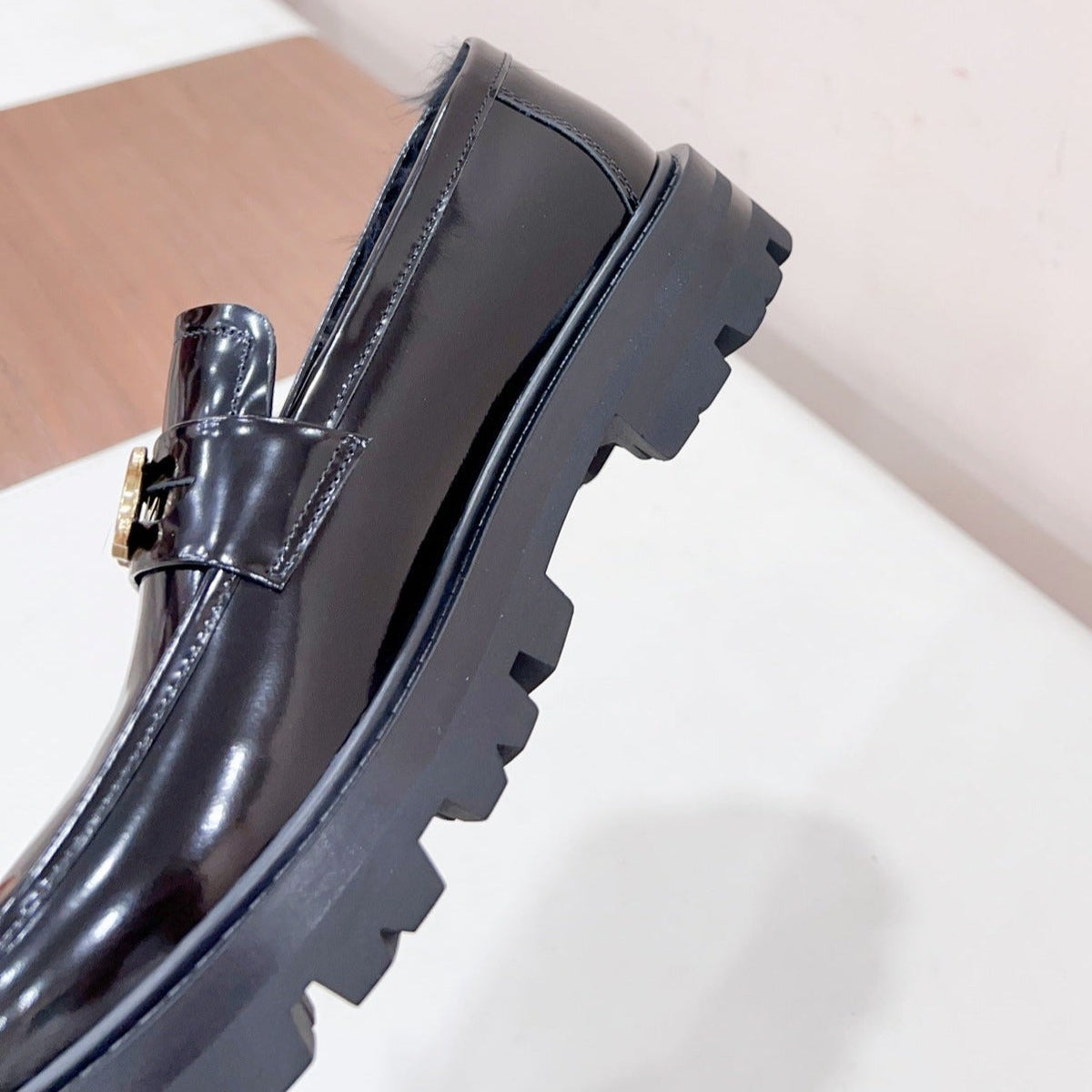 MARGARET LOAFER WITH TRIOMPHE CHAIN IN POLISHED BULL BLACK