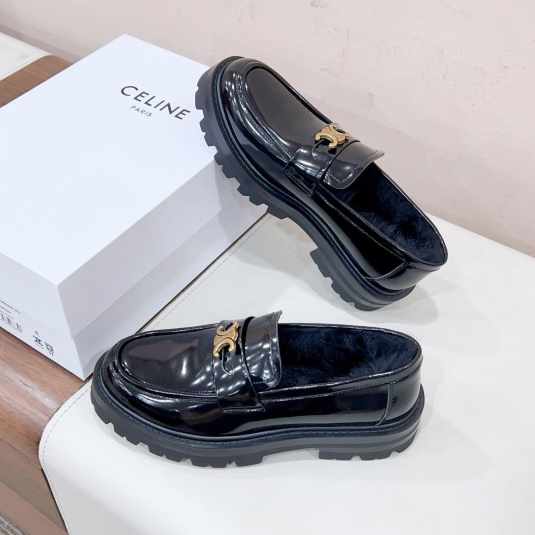 MARGARET LOAFER WITH TRIOMPHE CHAIN IN POLISHED BULL BLACK