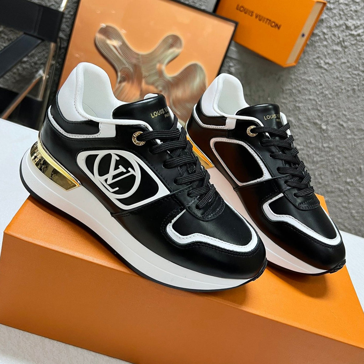 LV WOMEN SNEAKER IN BLACK CALFSKIN
