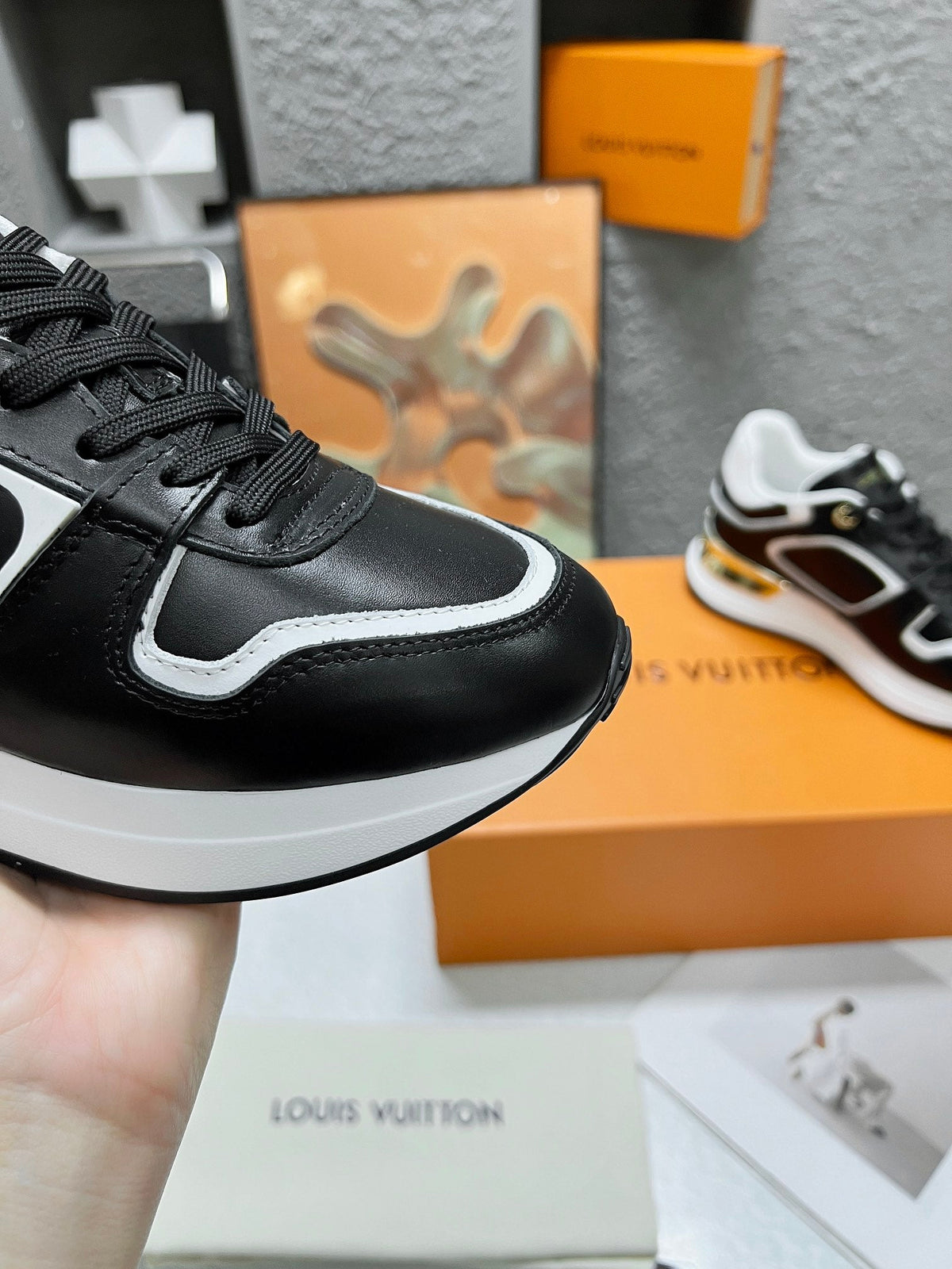 LV WOMEN SNEAKER IN BLACK CALFSKIN
