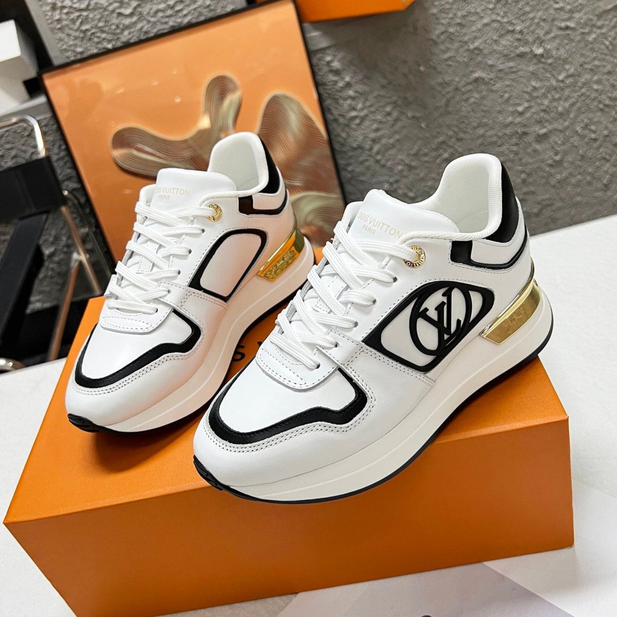 LV WOMEN SNEAKER IN WHITE MIX BLACK CALFSKIN
