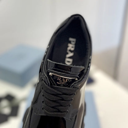 MONOLITH LACE-UP LOAFER IN BLACK GLOSSY CALFSKIN ATTACHED TRIANGLE LOGO