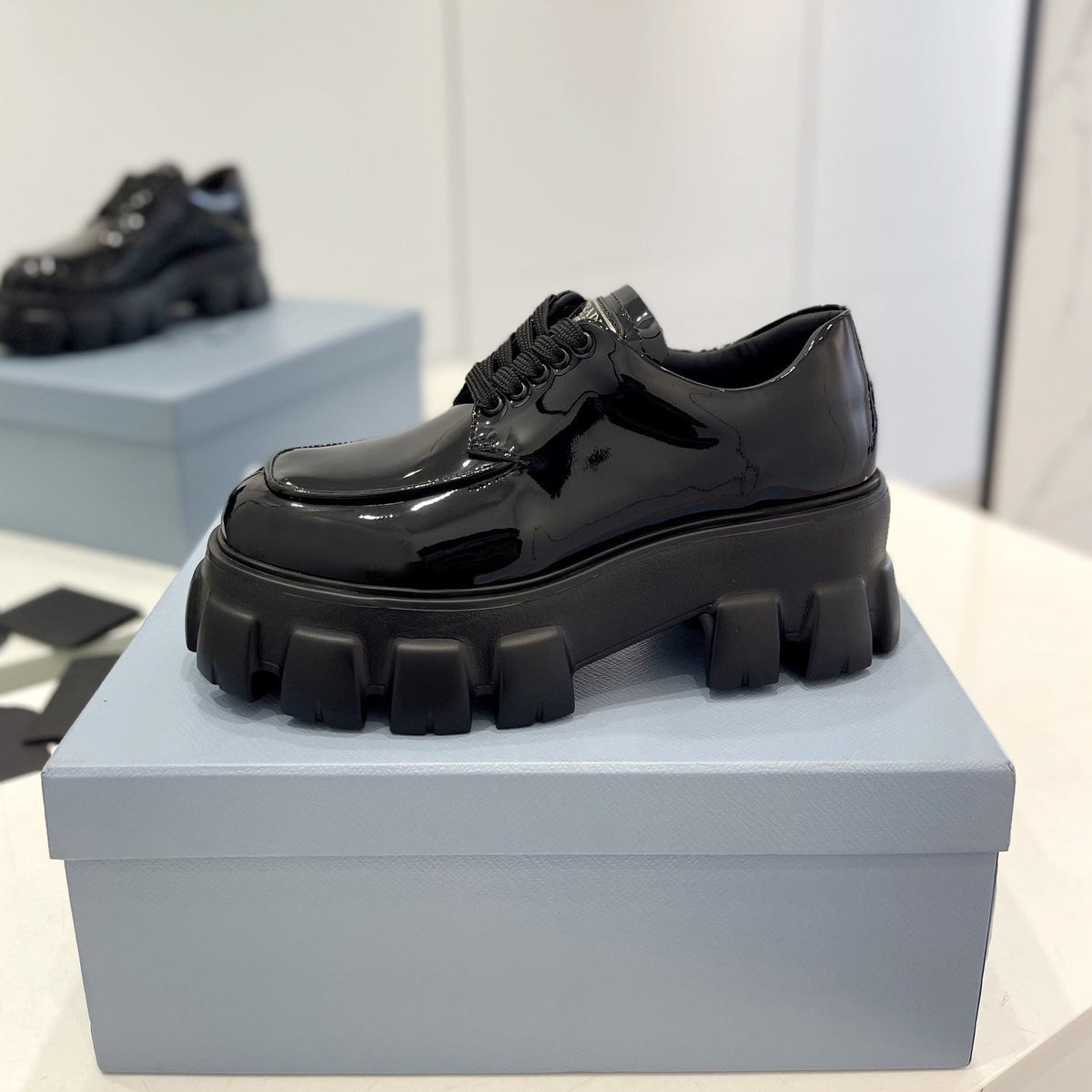MONOLITH LACE-UP LOAFER IN BLACK GLOSSY CALFSKIN ATTACHED TRIANGLE LOGO