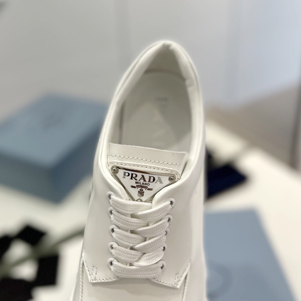 MONOLITH LACE-UP LOAFER IN WHITE CALFSKIN ATTACHED TRIANGLE LOGO