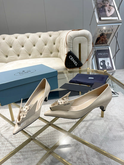 MEDIUM HEEL PUMPS IN BEIGE PATENT CALFSKIN ATTACHED CREATIVE FLOWERS