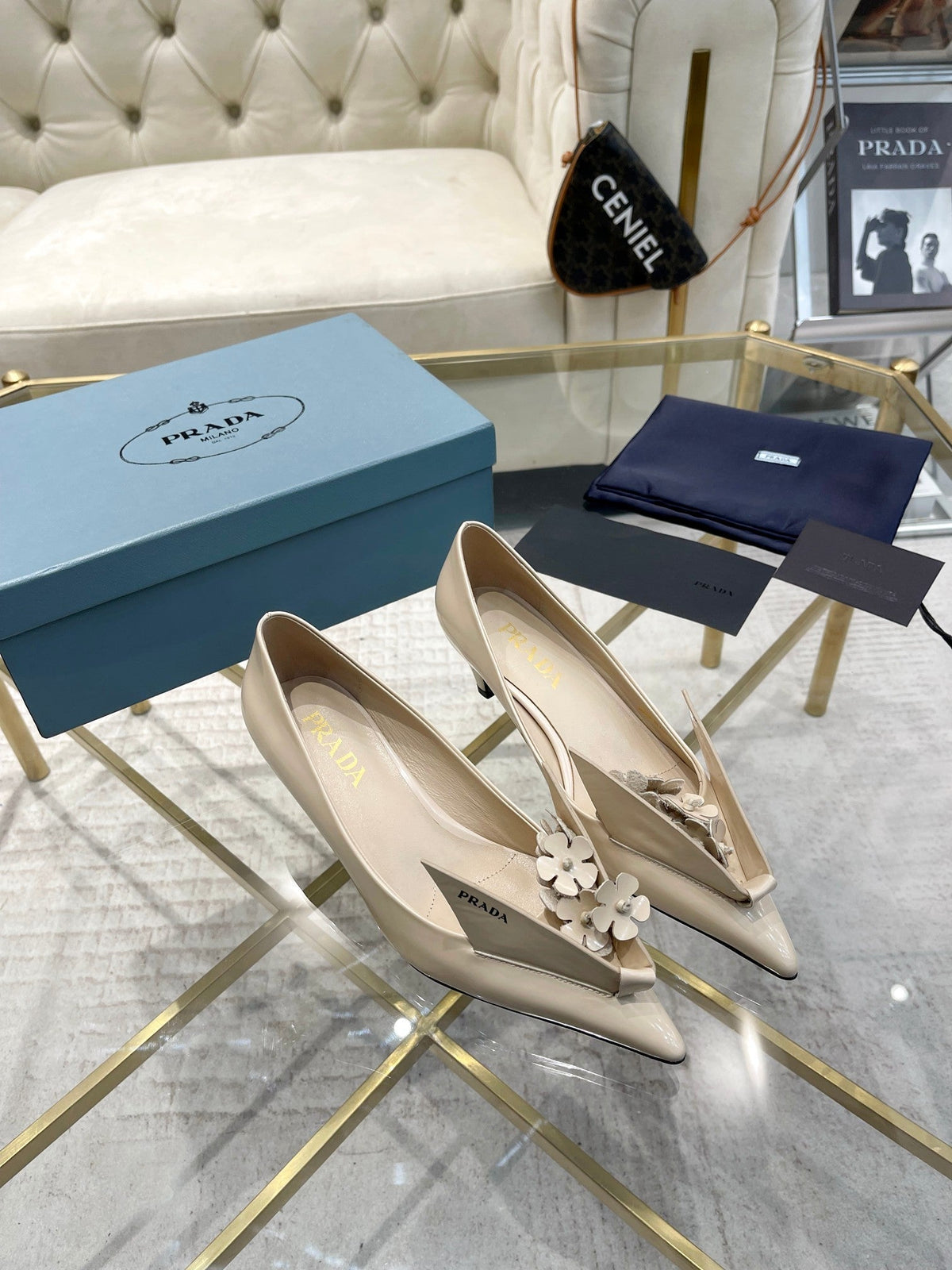 MEDIUM HEEL PUMPS IN BEIGE PATENT CALFSKIN ATTACHED CREATIVE FLOWERS
