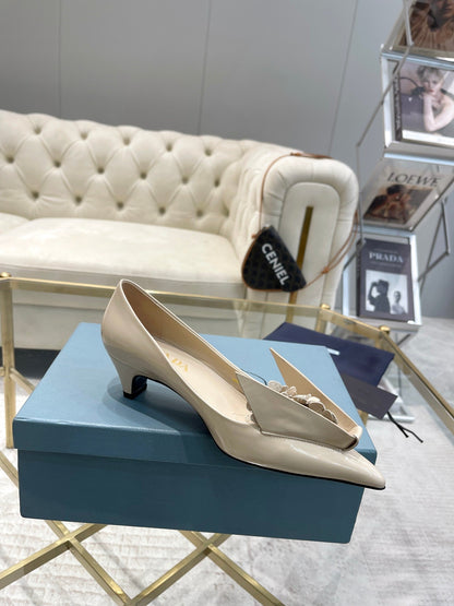 MEDIUM HEEL PUMPS IN BEIGE PATENT CALFSKIN ATTACHED CREATIVE FLOWERS