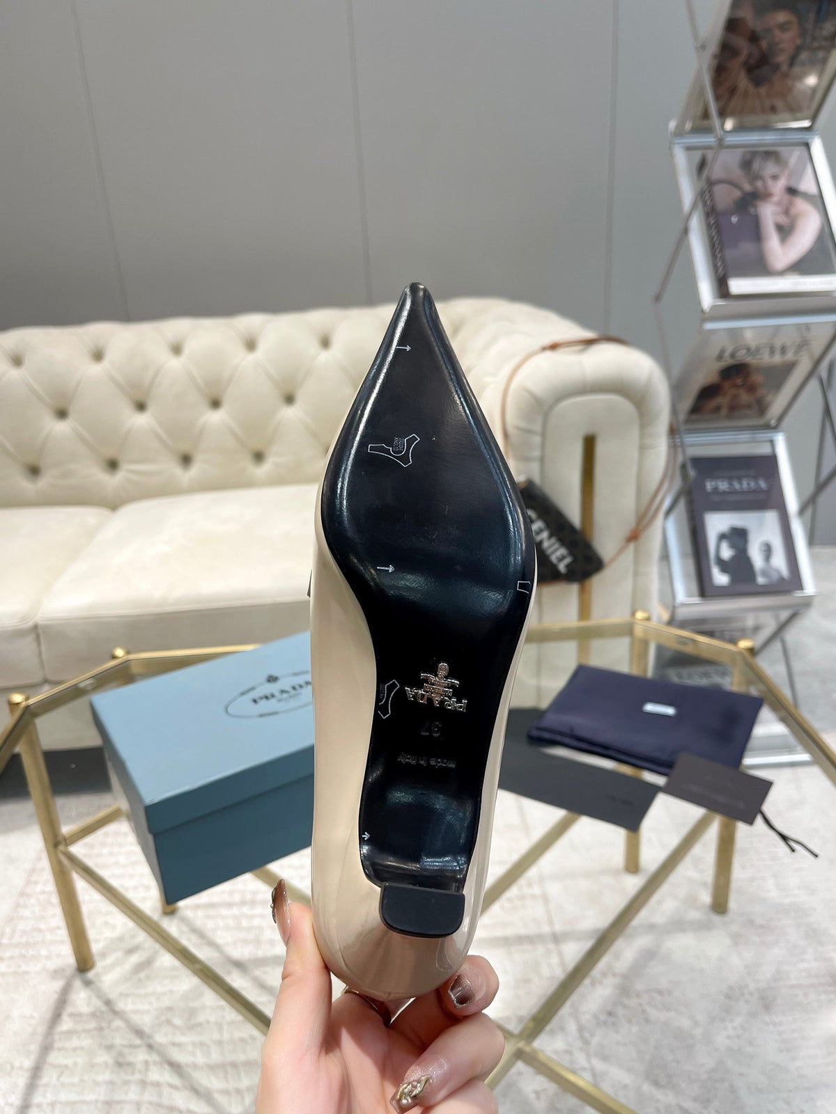 MEDIUM HEEL PUMPS IN BEIGE PATENT CALFSKIN ATTACHED CREATIVE FLOWERS
