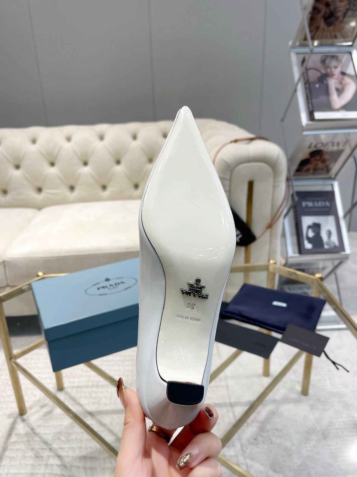 MEDIUM HEEL PUMPS IN WHITE PATENT CALFSKIN ATTACHED CREATIVE FLOWERS