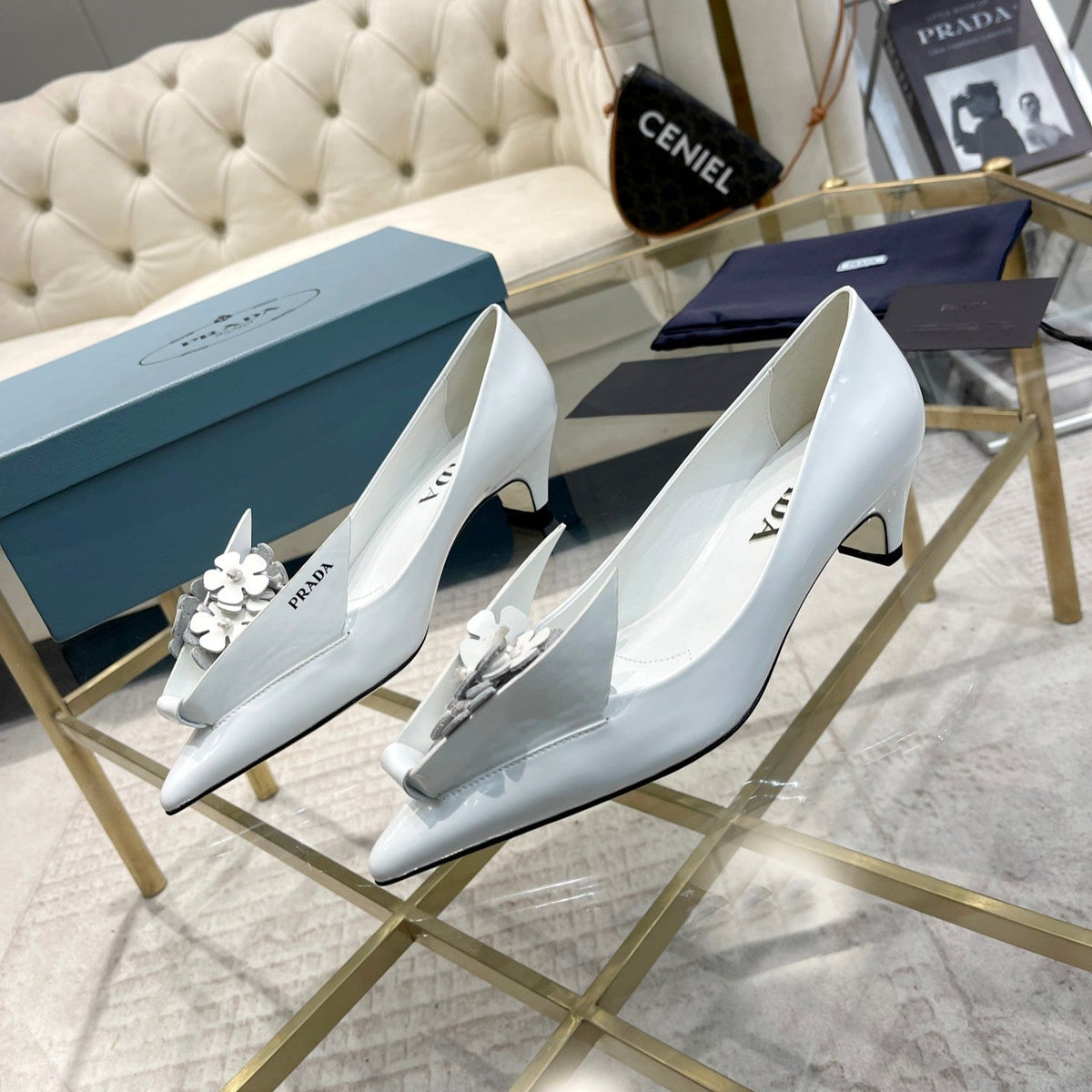 MEDIUM HEEL PUMPS IN WHITE PATENT CALFSKIN ATTACHED CREATIVE FLOWERS