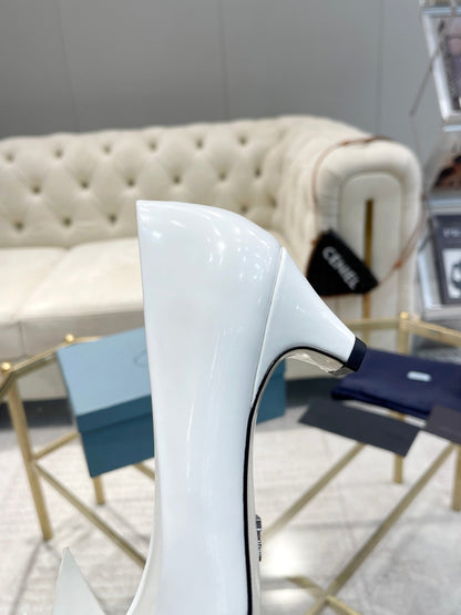 MEDIUM HEEL PUMPS IN WHITE PATENT CALFSKIN ATTACHED CREATIVE FLOWERS