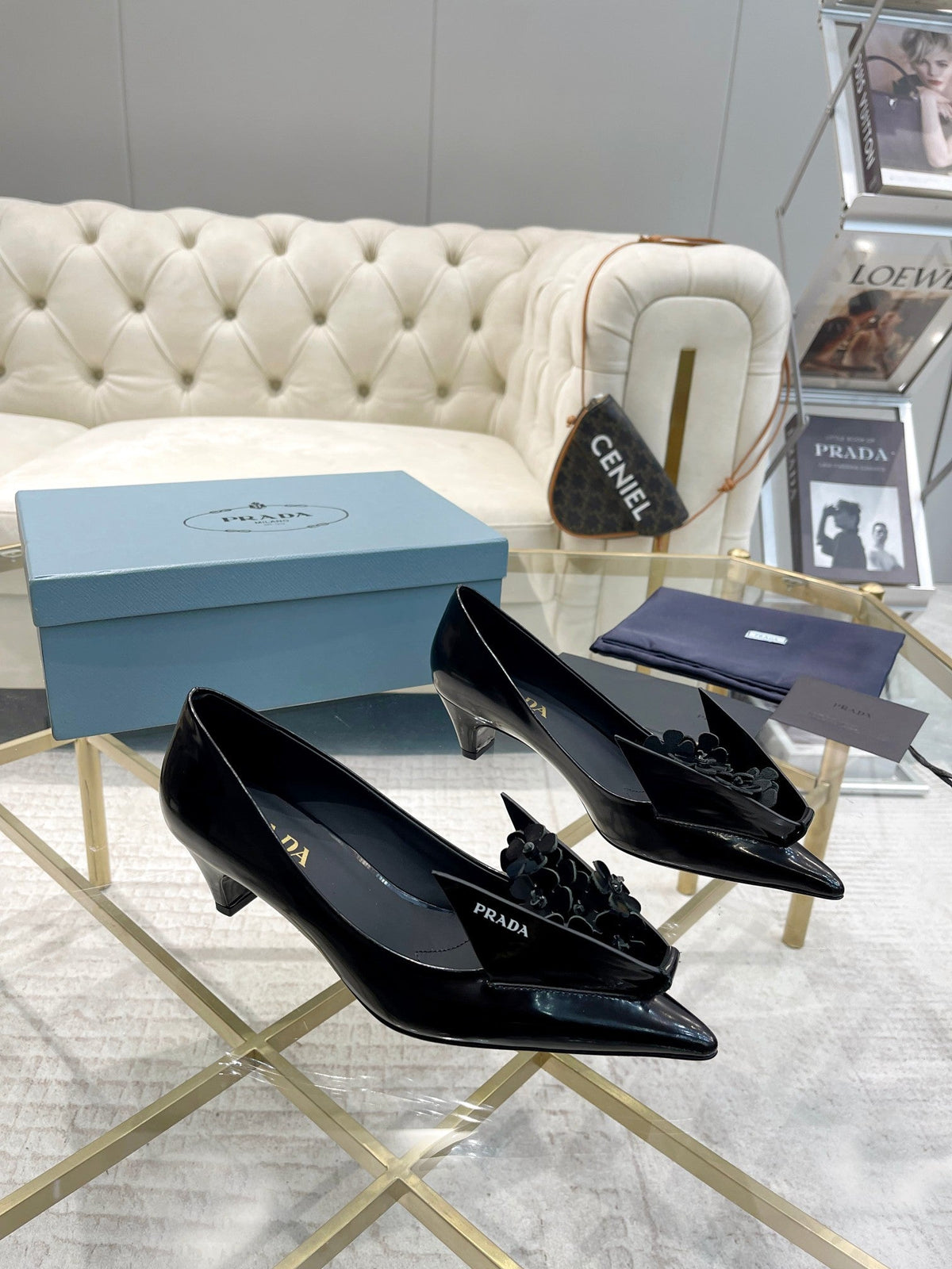 MEDIUM HEEL PUMPS ATTACHED CREATIVE FLOWERS IN BLACK PATENT CALFSKIN
