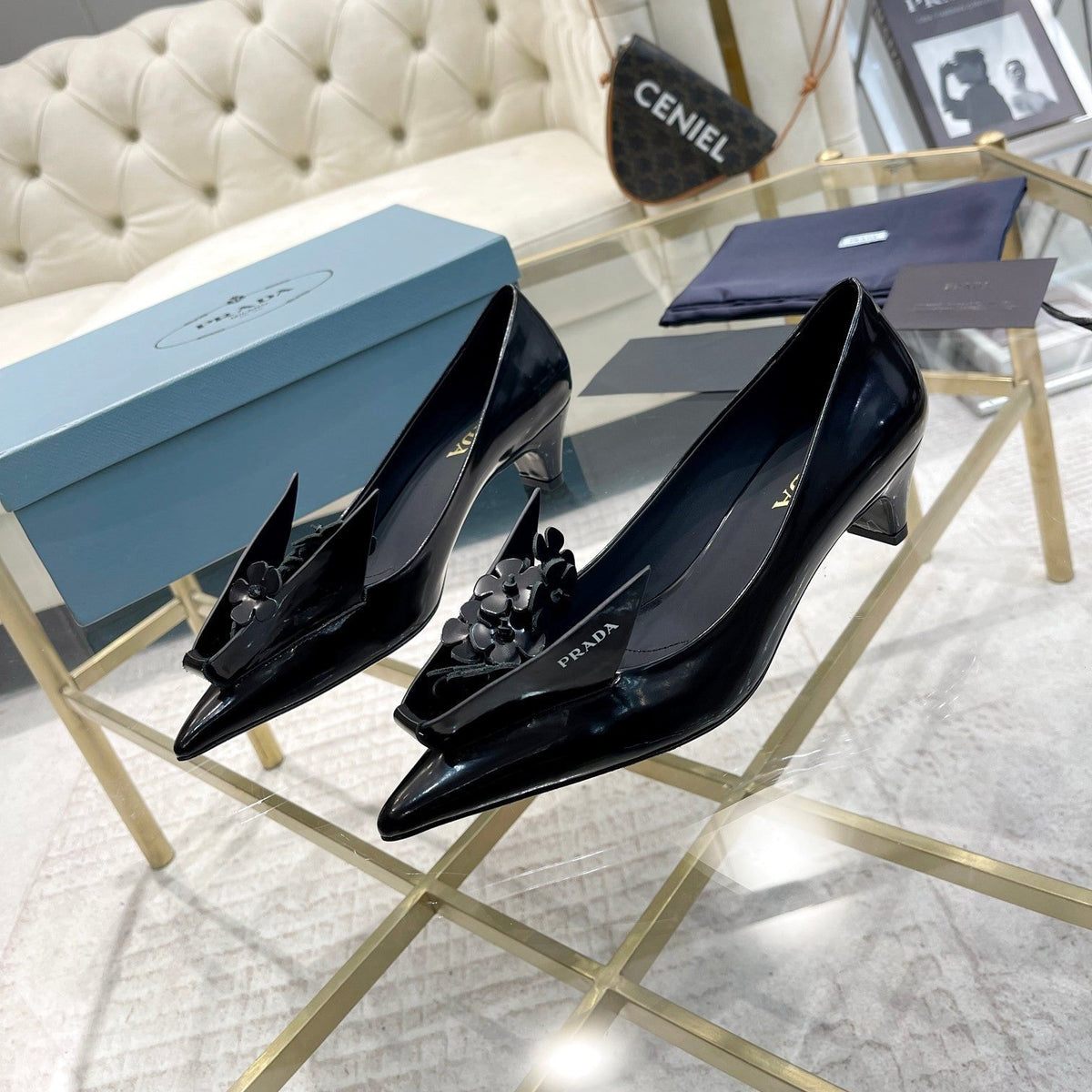 MEDIUM HEEL PUMPS ATTACHED CREATIVE FLOWERS IN BLACK PATENT CALFSKIN