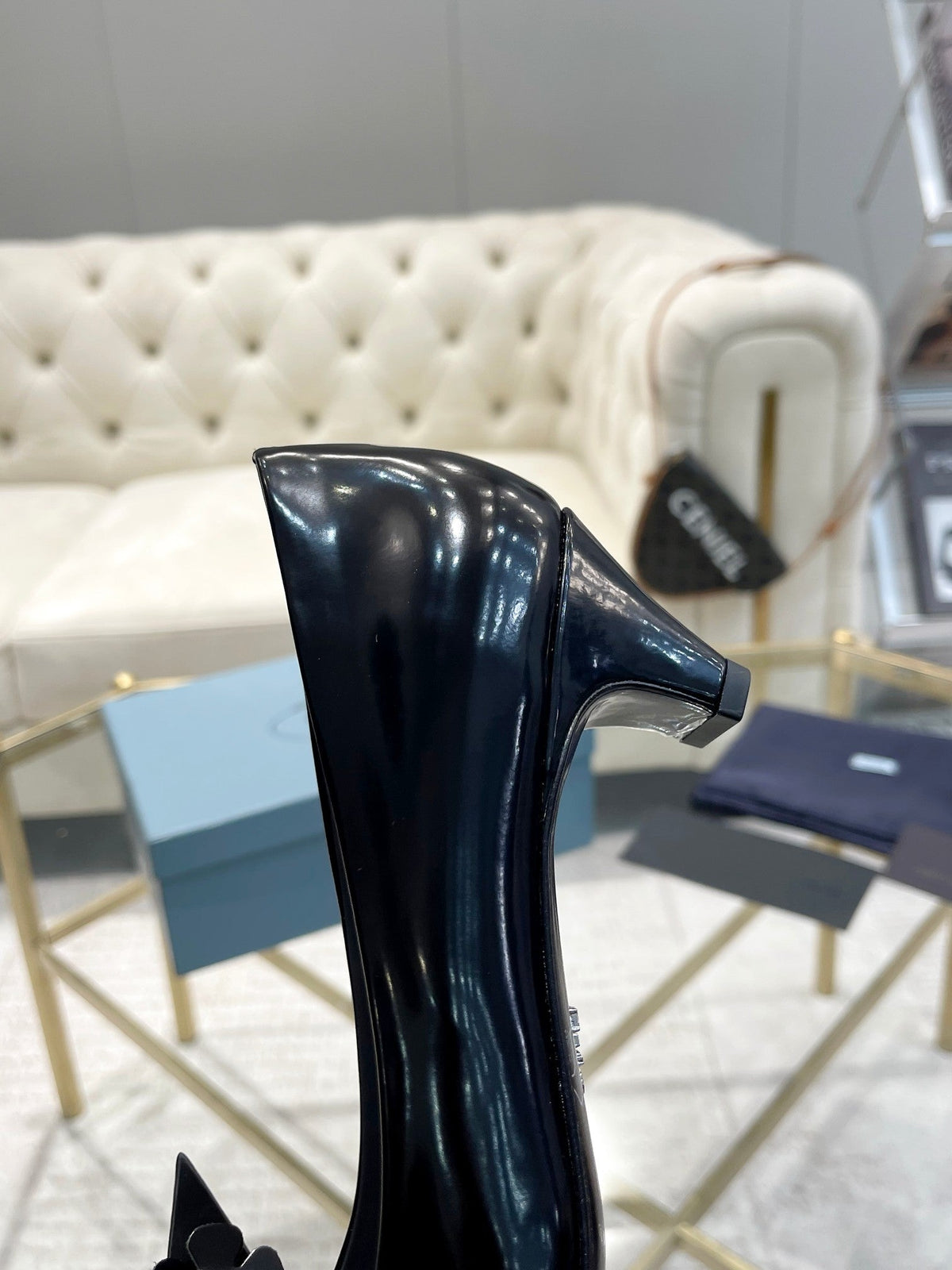MEDIUM HEEL PUMPS ATTACHED CREATIVE FLOWERS IN BLACK PATENT CALFSKIN