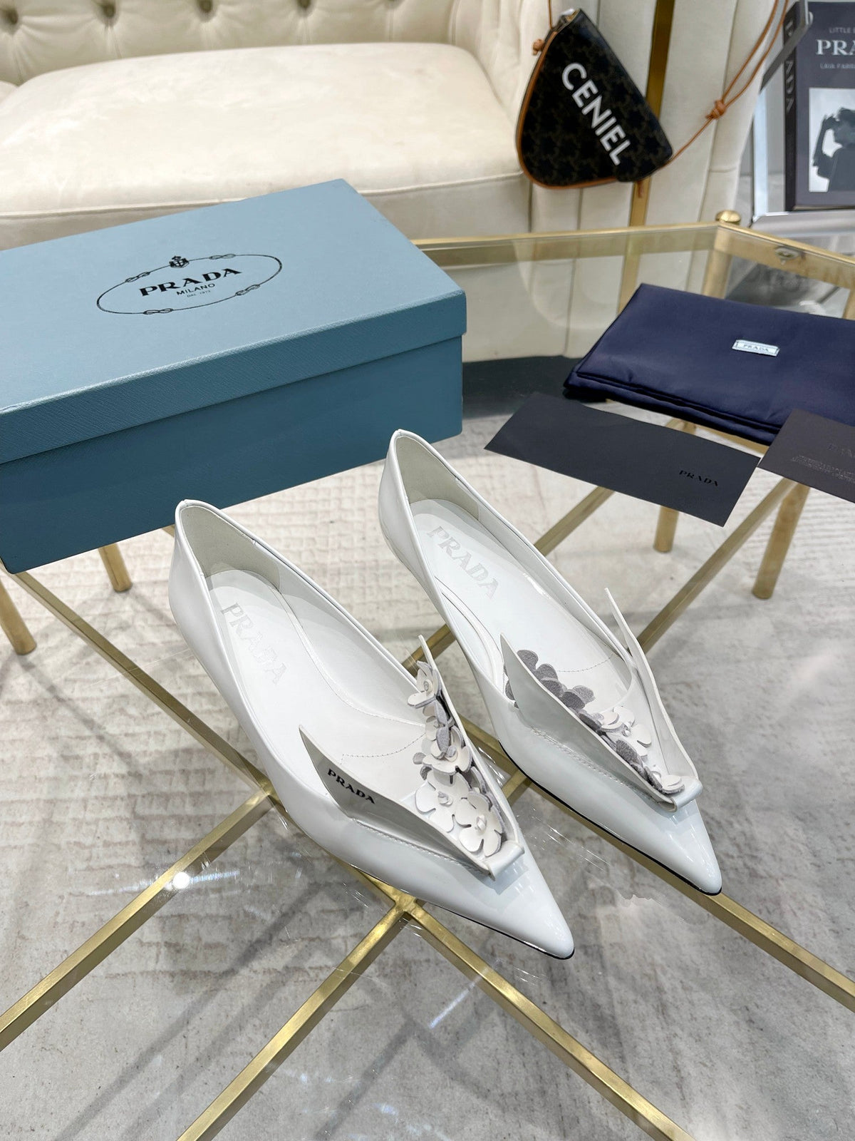 BALLET FLATS ATTACHED CREATIVE FLOWERS IN WHITE PATENT CALFSKIN