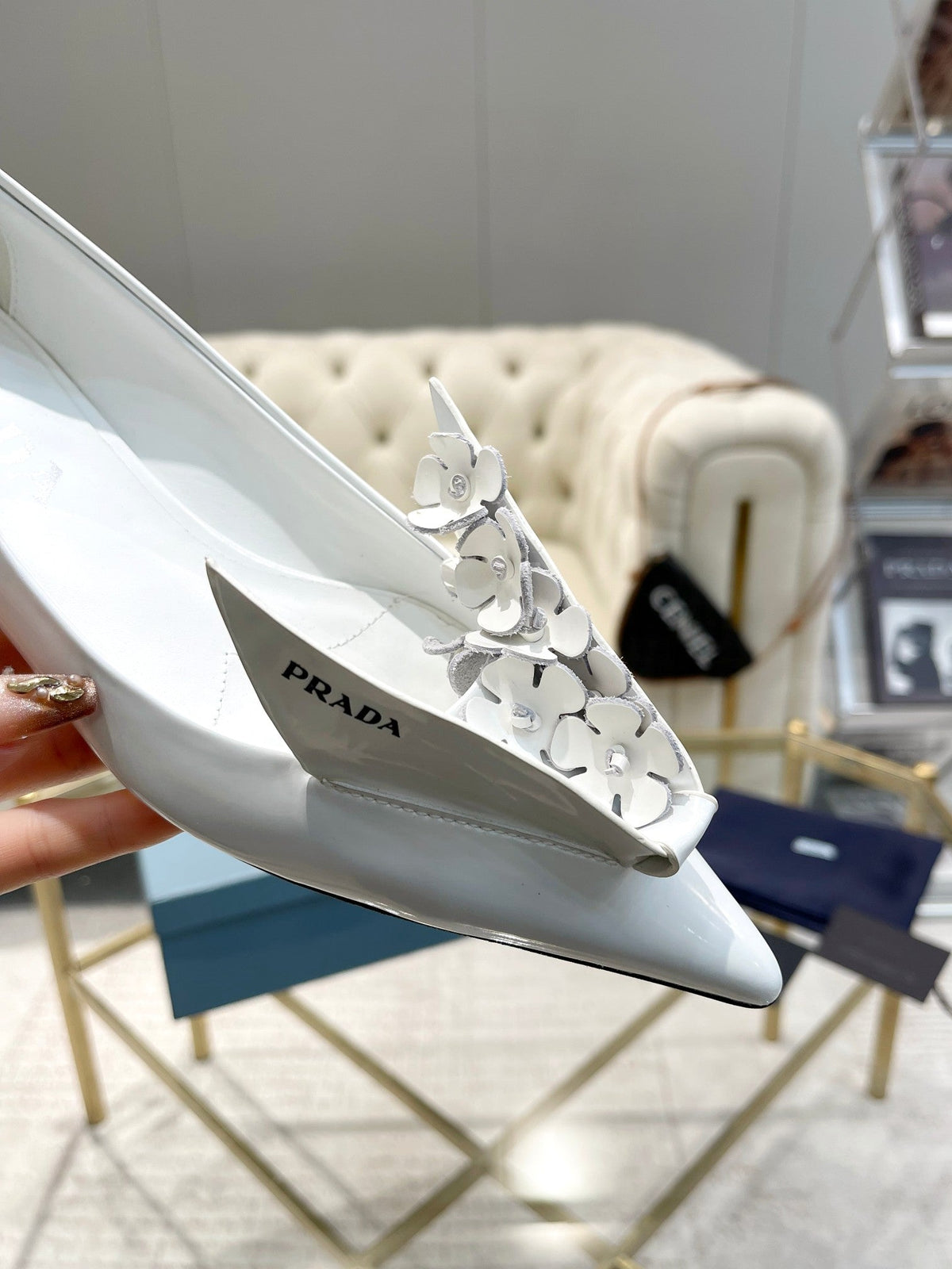 BALLET FLATS ATTACHED CREATIVE FLOWERS IN WHITE PATENT CALFSKIN