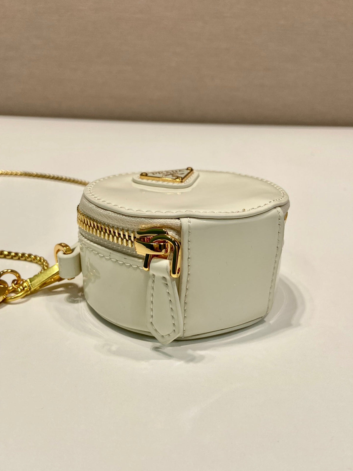 MINI ROUND BAG 8 IN WHITE GLOSSY CALFSKIN GOLD HARDWARE