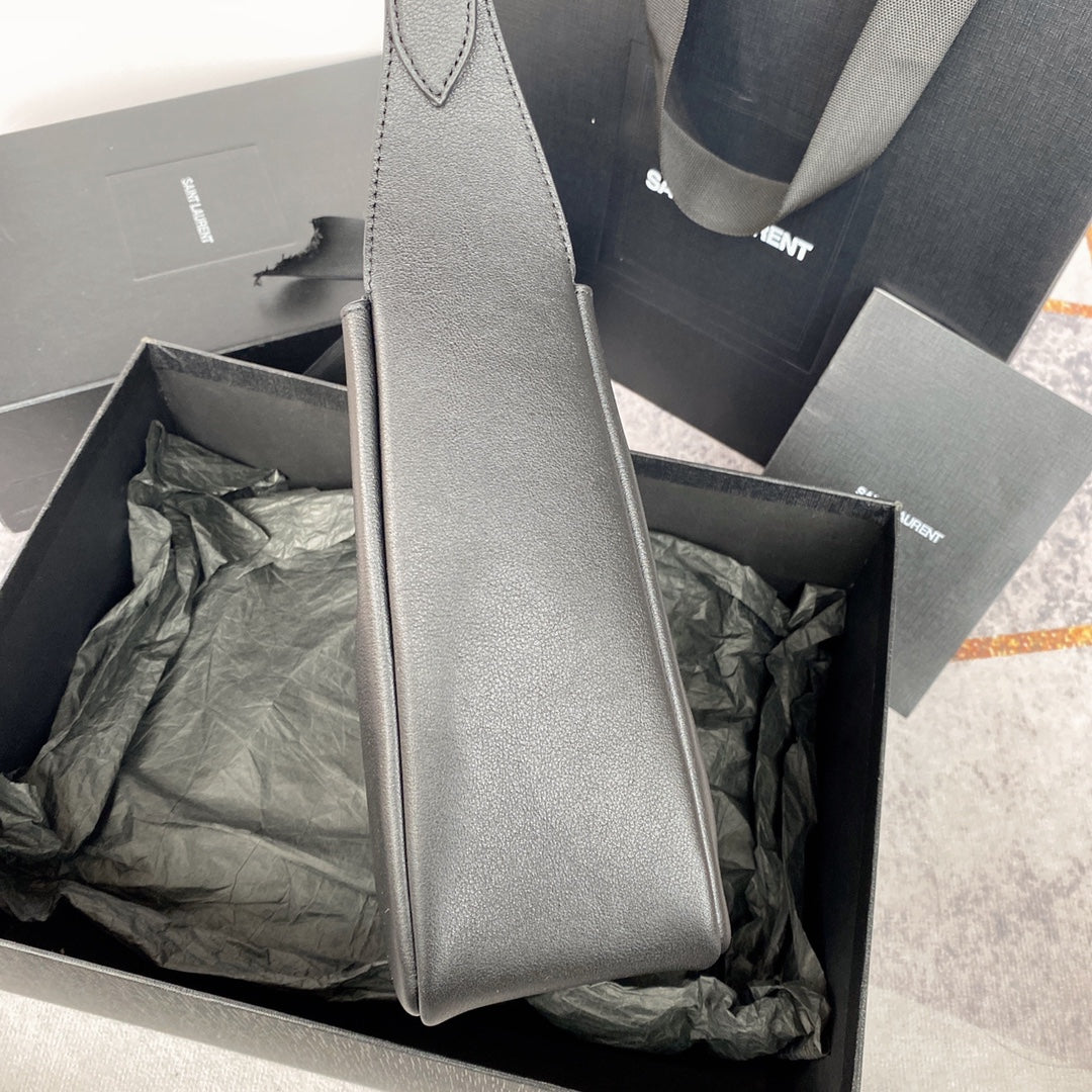 LE 5 À 7 SMALL SUPPLE 23 IN GRAY LAMBSKIN GOLD BUCKLE