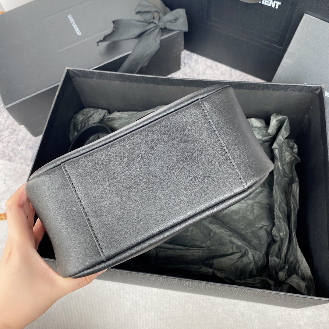 LE 5 À 7 SMALL SUPPLE 23 IN GRAY LAMBSKIN GOLD BUCKLE