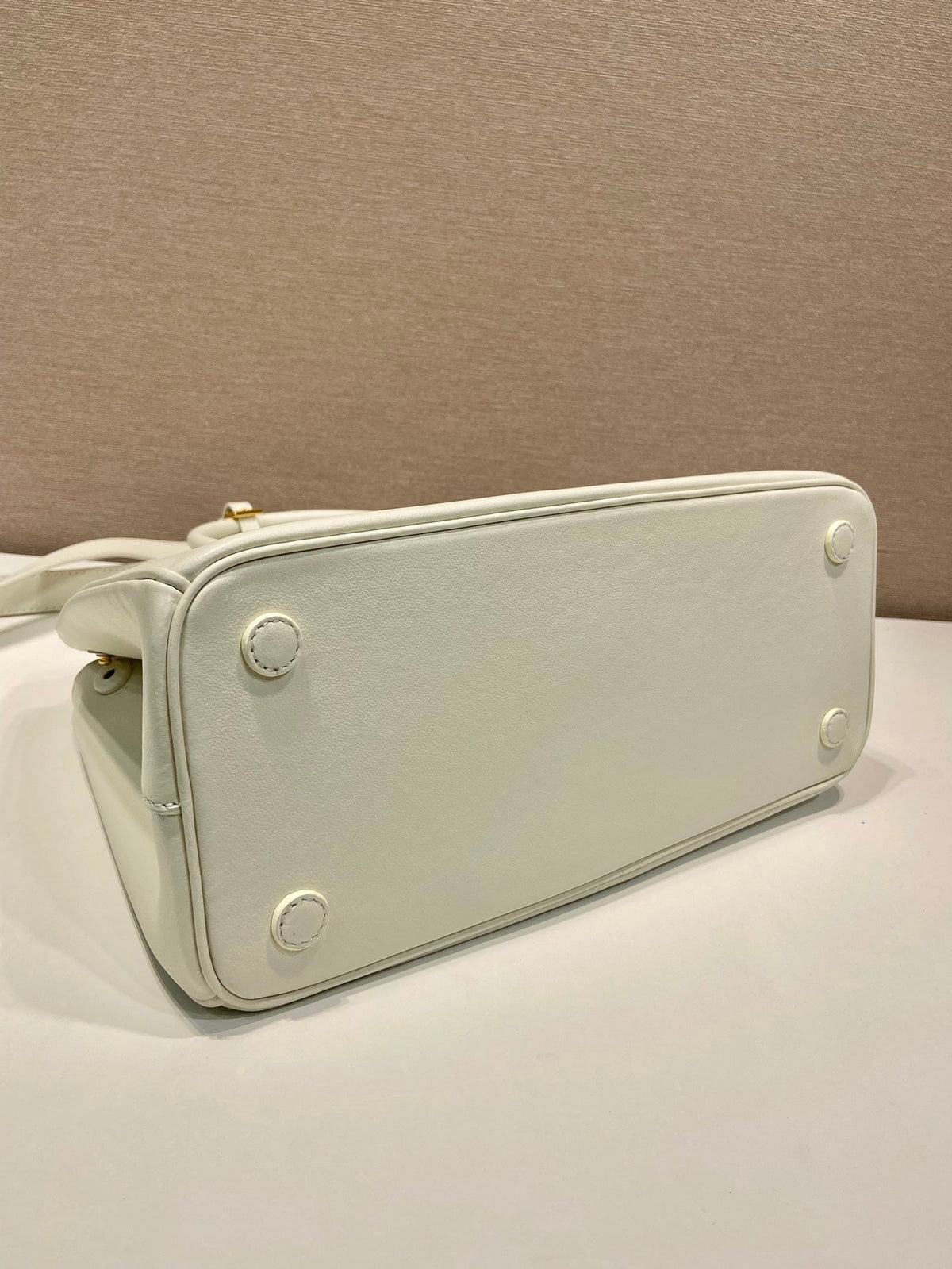 MEDIUM GALLERIA BAG 28 IN WHITE SMOOTH CALFSKIN GOLD HARDWARE