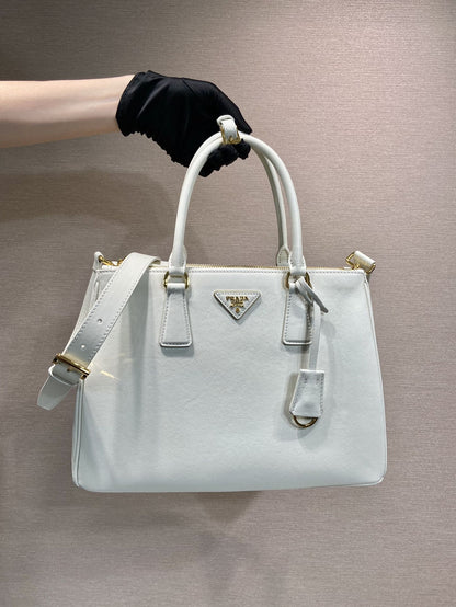 MEDIUM GALLERIA BAG 28 IN WHITE SMOOTH CALFSKIN GOLD HARDWARE