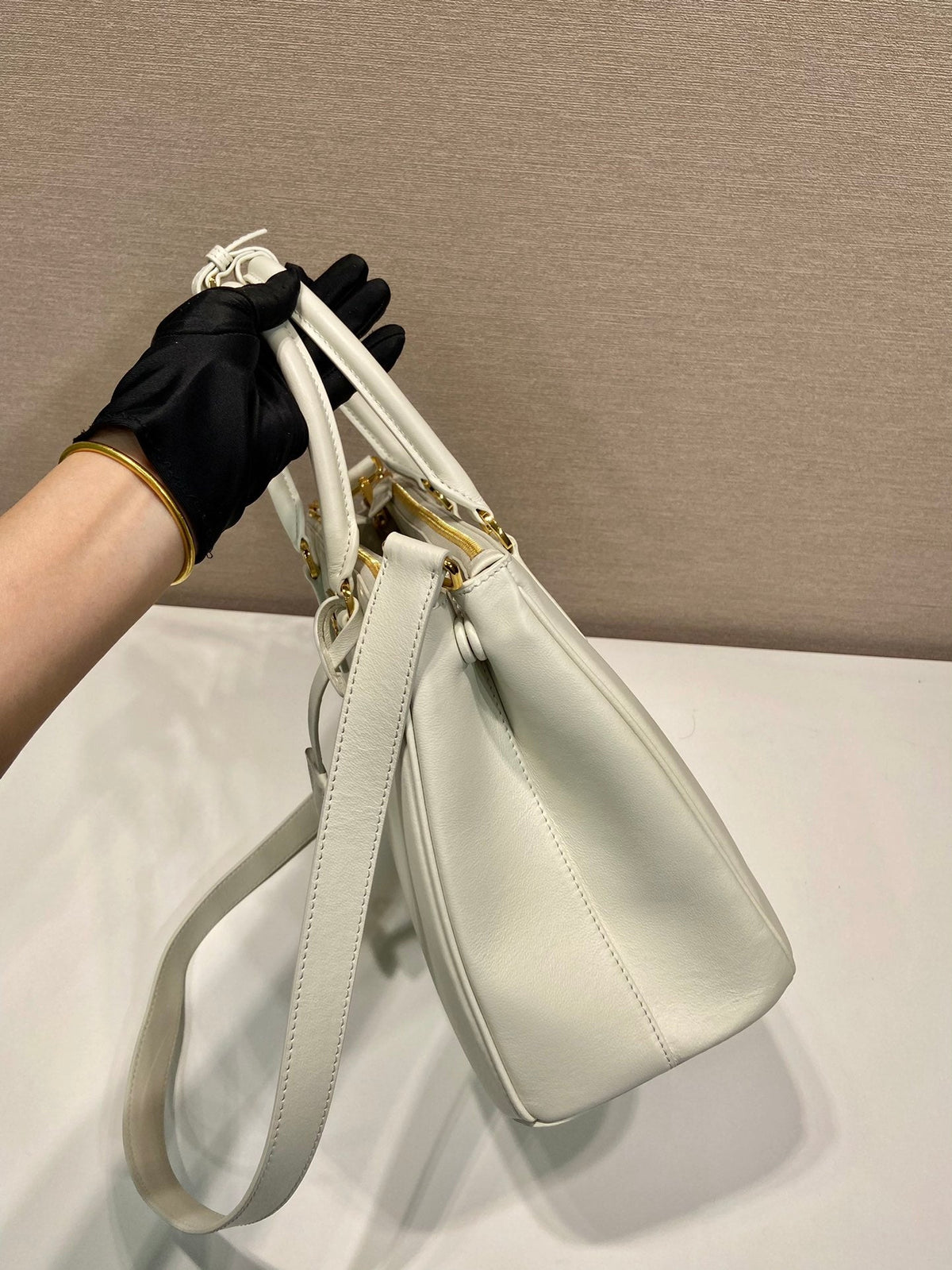 MEDIUM GALLERIA BAG 28 IN WHITE SMOOTH CALFSKIN GOLD HARDWARE