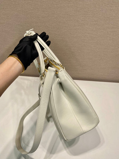 MEDIUM GALLERIA BAG 28 IN WHITE SMOOTH CALFSKIN GOLD HARDWARE