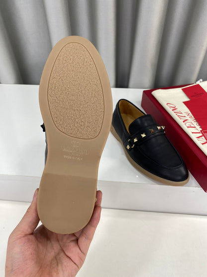 LEISURE FLOWS SPLIT LOAFER IN BLACK CALFSKIN