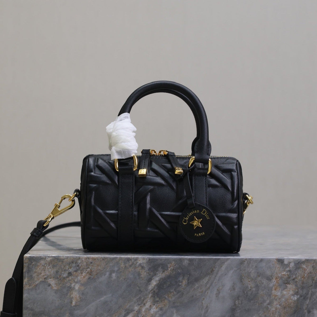 MINI GROOVE BAG 16 IN BLACK MACROCANNAGE CALFSKIN WITH GOLD HARDWARE