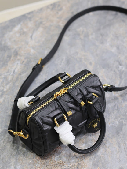 MINI GROOVE BAG 16 IN BLACK MACROCANNAGE CALFSKIN WITH GOLD HARDWARE