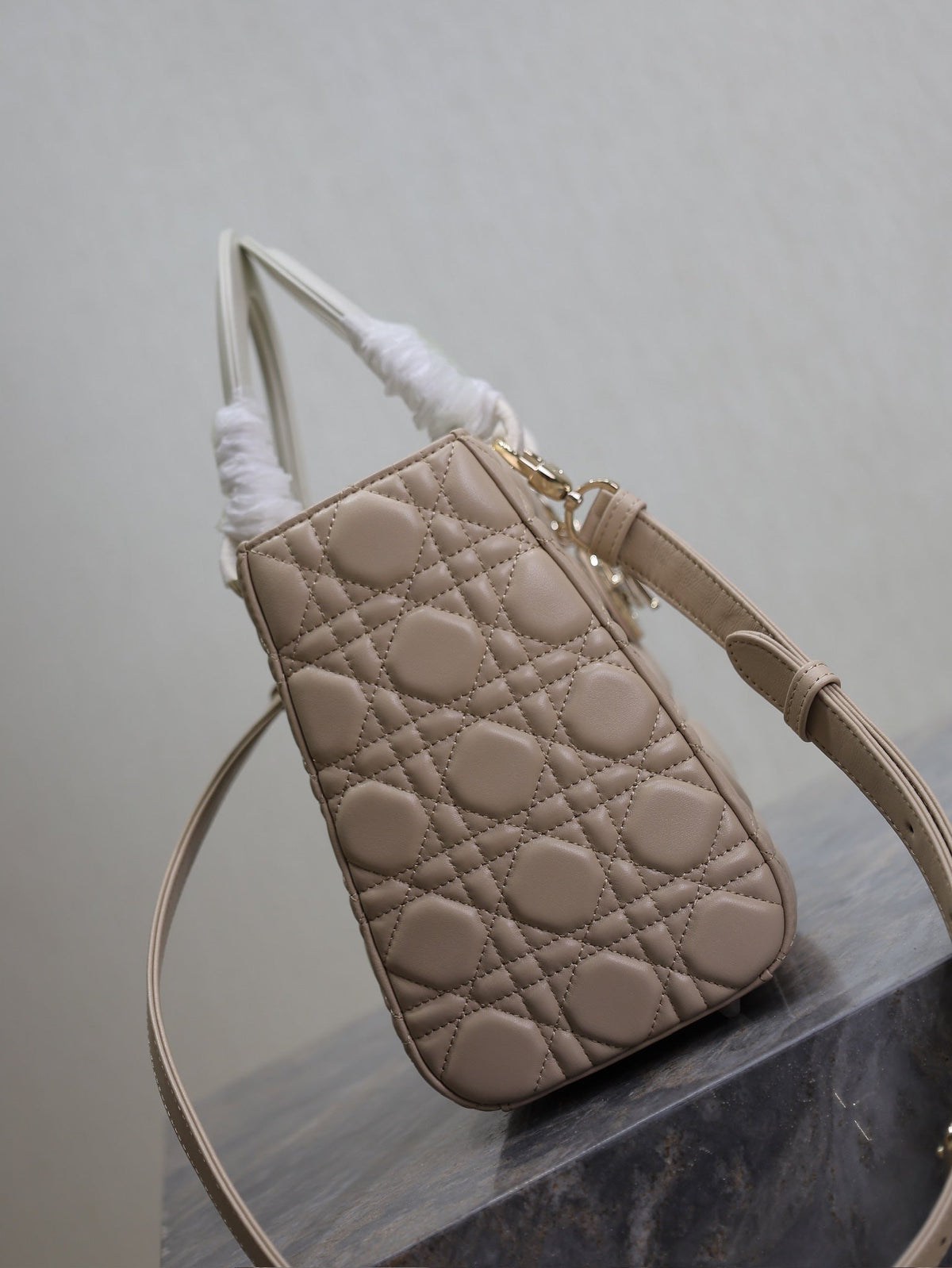 MEDIUM LADY BAG 24 IN POWDER BEIGE QUILTED MACROCANNAGE CALFSKIN METAL CHARM