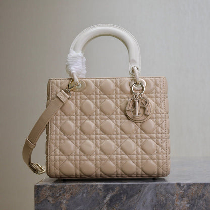 MEDIUM LADY BAG 24 IN POWDER BEIGE QUILTED MACROCANNAGE CALFSKIN METAL CHARM