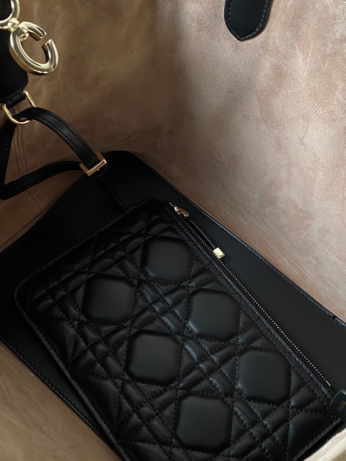 MEDIUM TOUJOURS BAG 28 IN BEIGE CANNAGE CALFSKIN BLACK STRAP