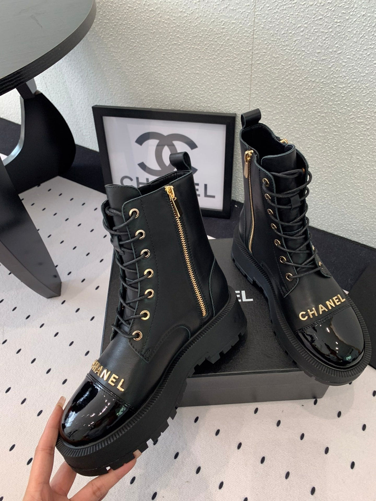 ANKLE BOOTS IN BLACK CALFSKIN