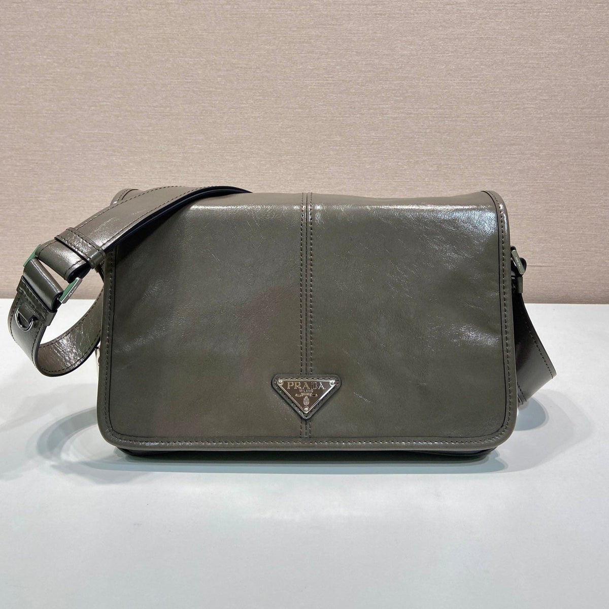 MESSENGER BAG 30 IN TROUT GRAY SOFT AND SHINY CALFSKIN