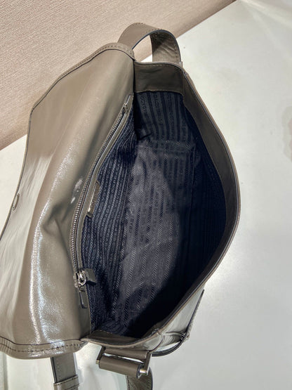 MESSENGER BAG 30 IN TROUT GRAY SOFT AND SHINY CALFSKIN