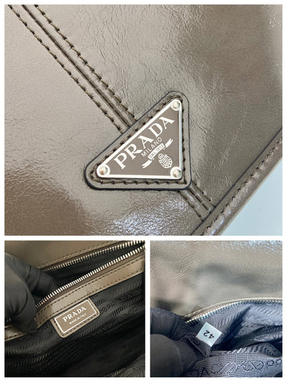 MESSENGER BAG 30 IN TROUT GRAY SOFT AND SHINY CALFSKIN
