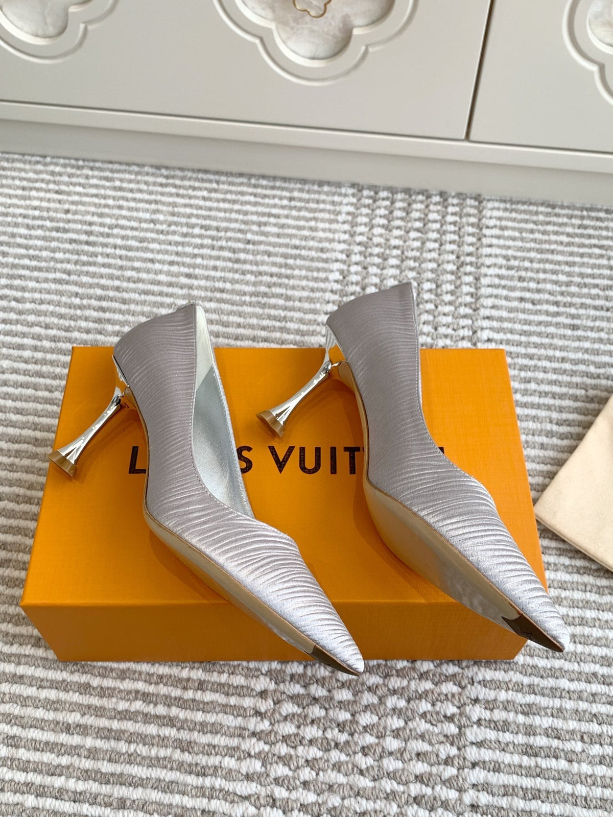 BLOSSOM PUMP 7 CM IN SILVER IMPORTED STRIPED SILK SATIN