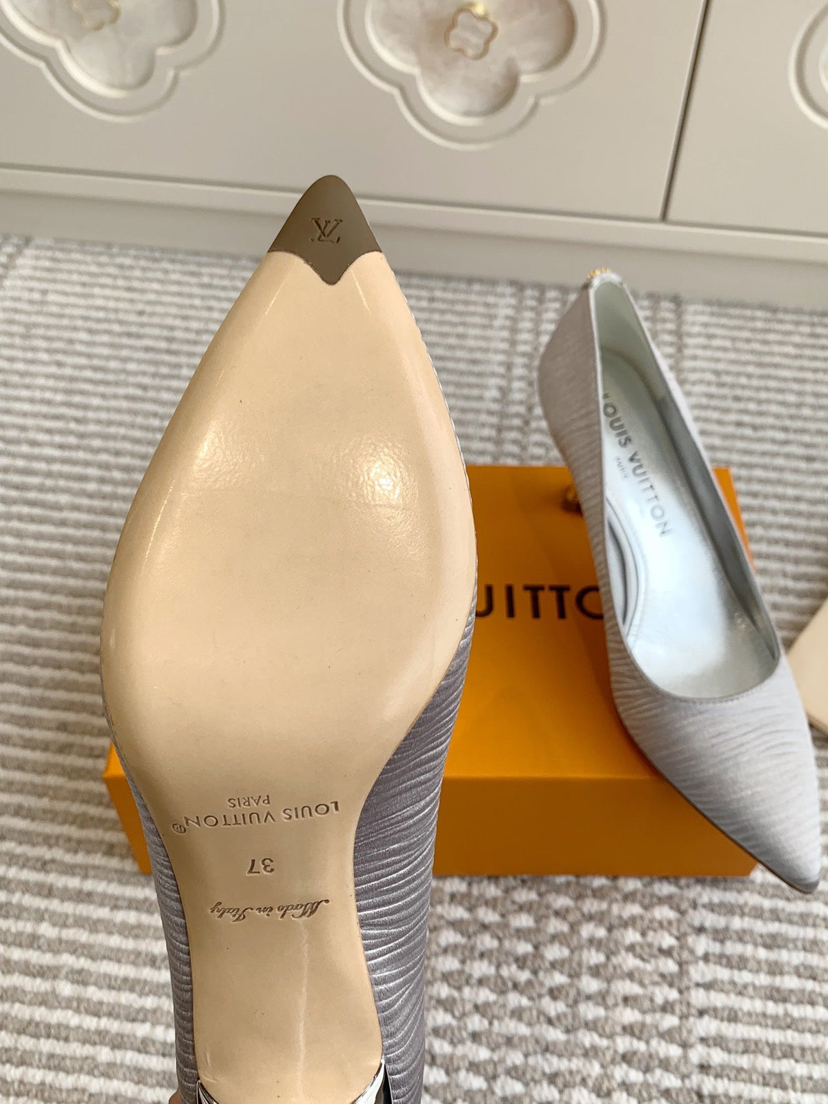 BLOSSOM PUMP 7 CM IN SILVER IMPORTED STRIPED SILK SATIN